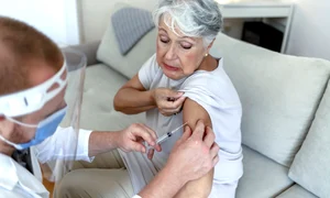 injectie pacienta batrana shutterstock jpg