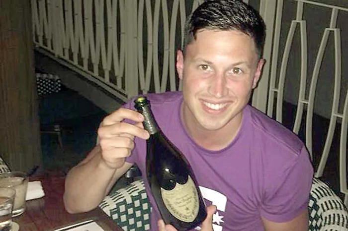 A făcut baie în  şampanie, în Bali