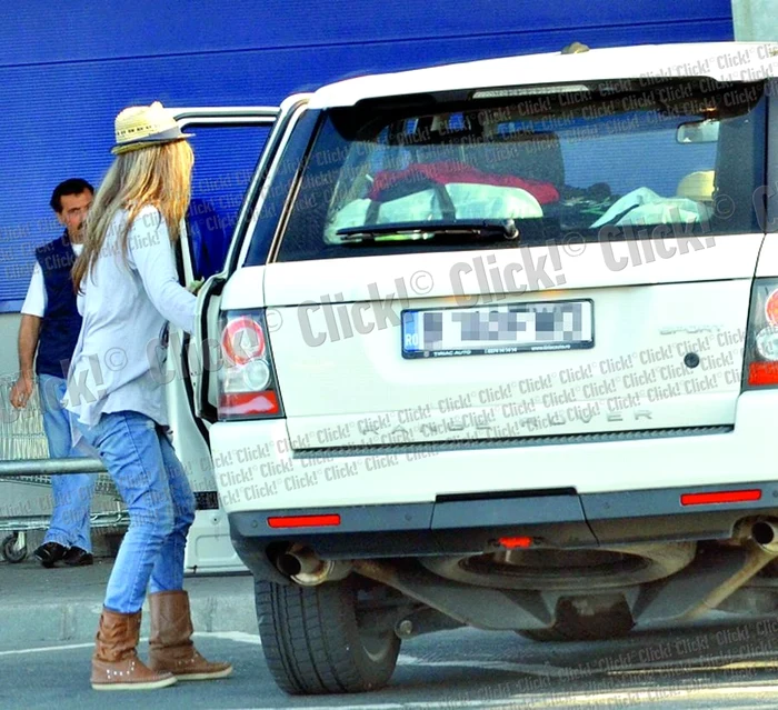 Tania se plimbă prin Bucureşti cu Citröen-ul, iar vara, pe Litoral, foloseşte Range-Rover-ul