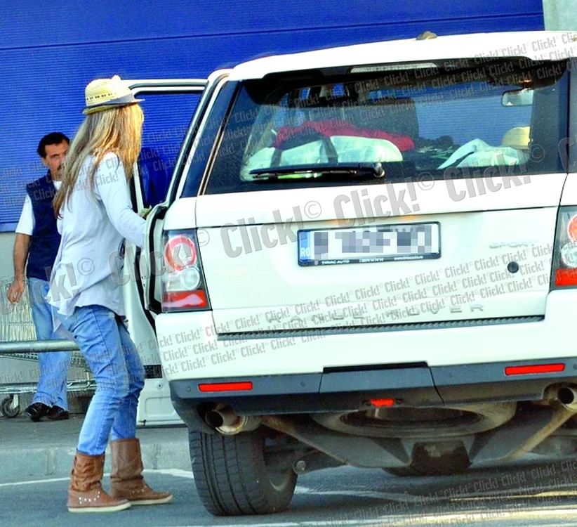 
    Tania se plimbă prin Bucureşti cu  Citröen-ul, iar vara, pe Litoral,  foloseşte Range-Rover-ul  
