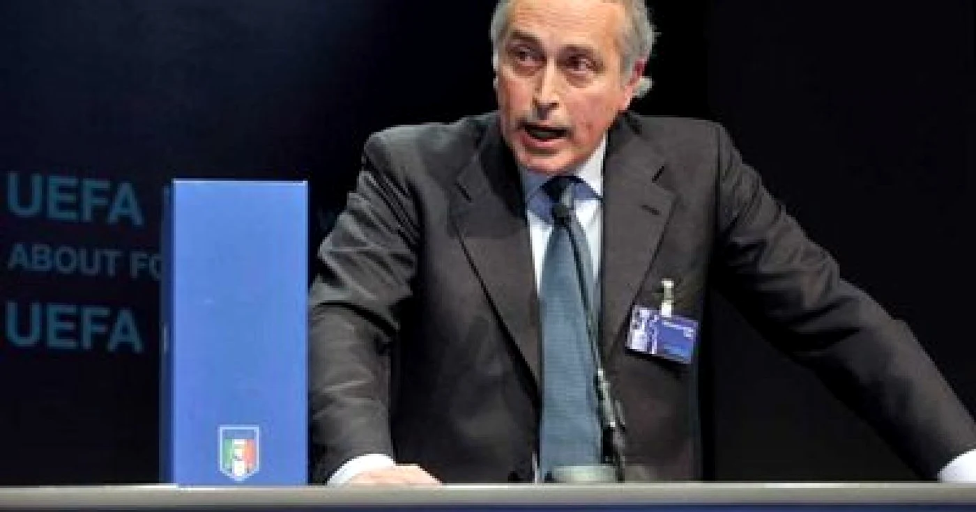 Giancarlo Abete îl atacă pe preşedintele FIFA. Foto: EPA