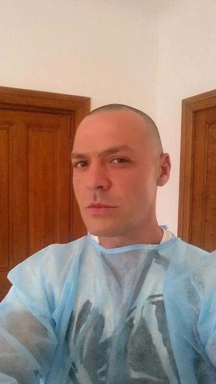 
    Cornel Păsat, imediat după intervenţia chirurgicalăFoto: Arhivă personală  