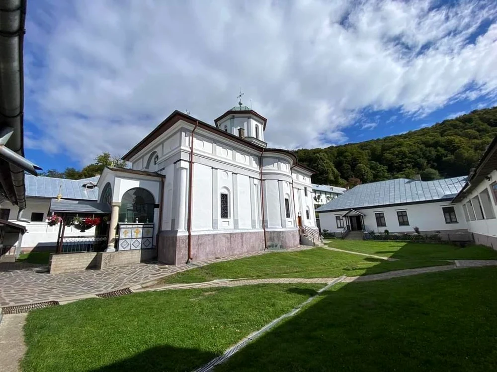 Mănăstirea Frăsinei este denumită uneori „Athos-ul României”  / foto: social media