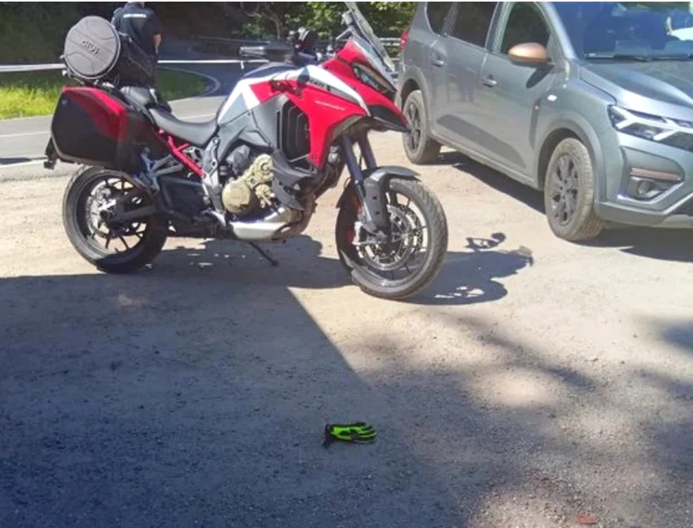 Motocicleta a fost găsită parcată pe marginea drumului. FOTO: arhivă