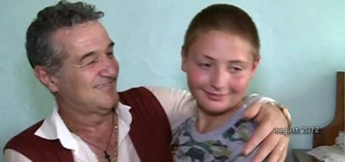 
    2012. Micuțul Marian, în brațele binefăcătorului său, Gigi Becali  