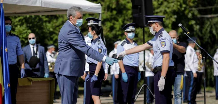 Poliţiştii „înarmaţi” de Marcel Vela în cadru festiv, dezarmaţi după ceremonie FOTO Inquam Photos/George Călin