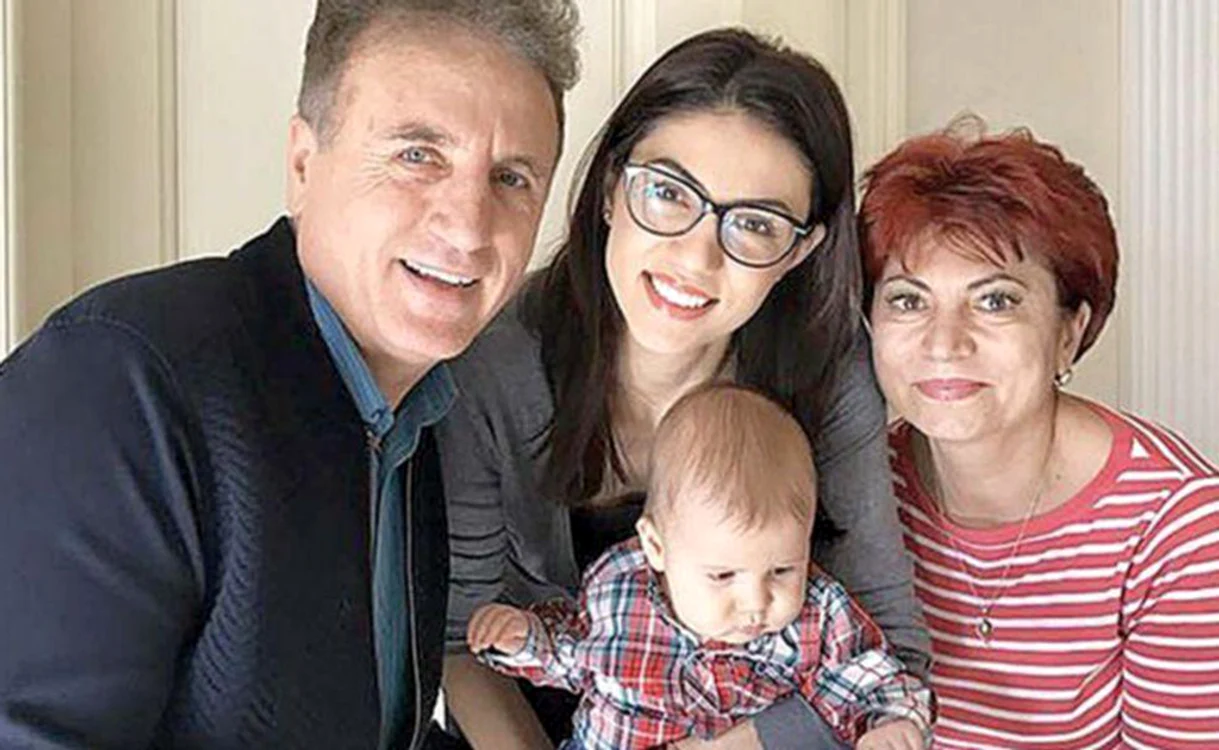 Constantin Enceanu (57 de ani) şi soţia sa, Angela, au 36 de ani de căsnicie. Aici împreună cu fiica şi nepotul lor
