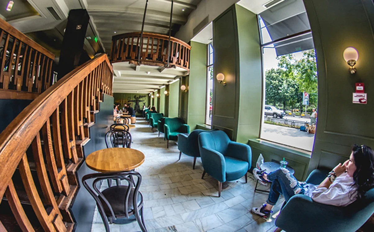 Starbucks de la Hanu' lui Manuc își închide porțile după 12 ani 
