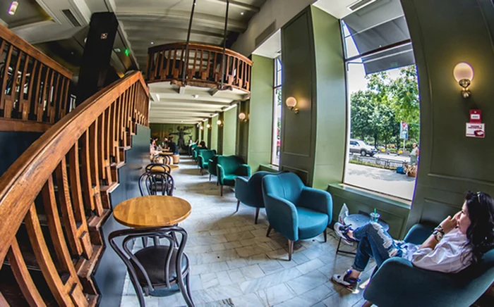 Starbucks de la Hanu' lui Manuc își închide porțile după 12 ani