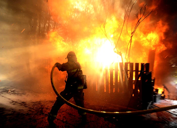 
    Pompierii s-au luptat cu flăcările mai bine de trei ore  