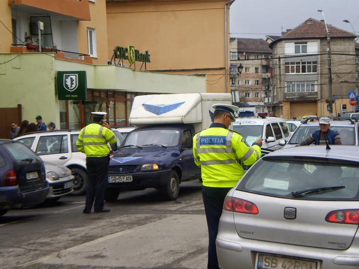 
    Polițiștii rutieri luau mită în loc să dea amenzi  