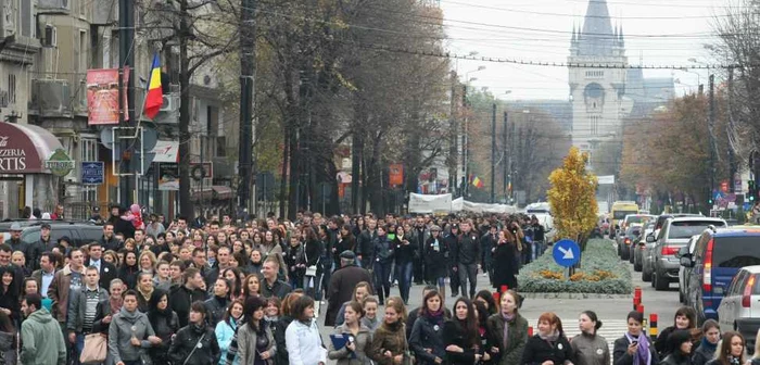 Studenţii s-au încolonat şi au defilat pe traseul Mitropolie-Universitate