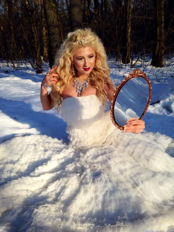 Adora a fost Crăiasa Zăpezii pentru câteva ore, dar a tremurat de frig