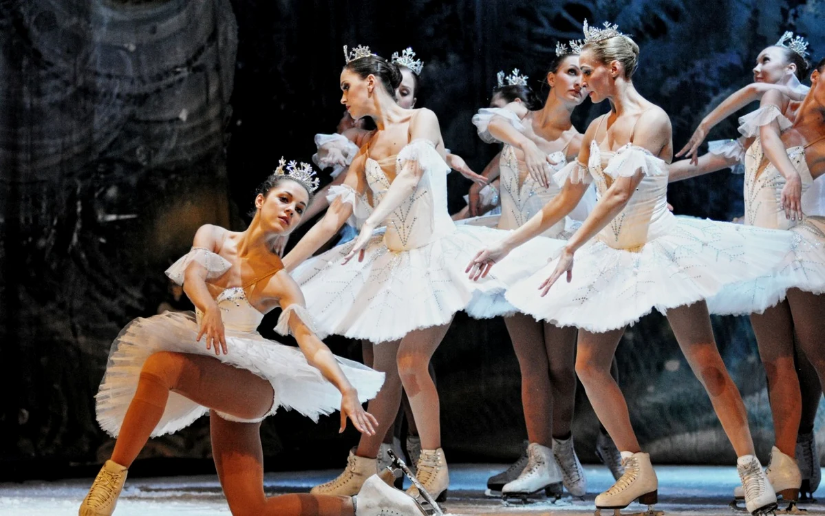 Baletului pe Gheaţă din St. Petersburg numără zeci de balerini patinatori