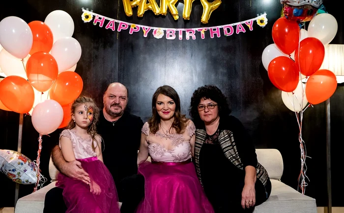 Victor Socaciu, alături de soția Brândușa, fiica Ana Maria și nepoțică. Foto: Facebook