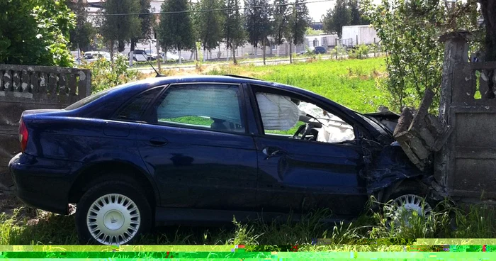 Maşina a lovit pietonul şi apoi a rupt un gard. FOTO S.R.
