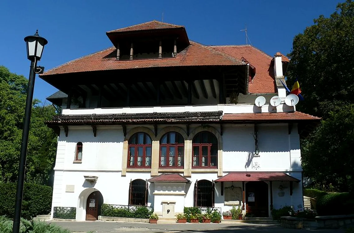 
    Vila Florica face parte dintr-un complex mai vast, ridicat inițial la 1858 de IC Brătianu și dezvoltat de urmașul lui, Ionel BrătianuFoto: wikipedia.ro  