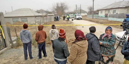 Sătenii din Ghindăreşti, cu ochii pe anchetatorii care ridică probe de la locul crimei