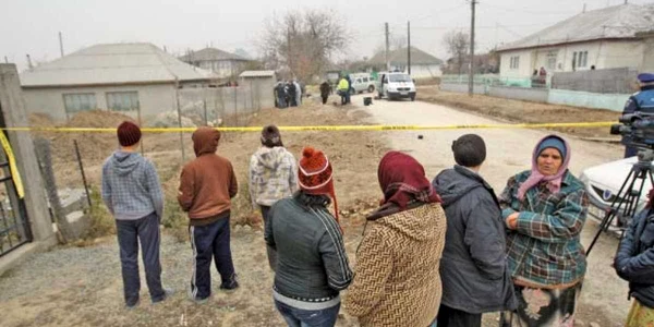 Sătenii din Ghindăreşti, cu ochii  pe anchetatorii care ridică probe  de la locul crimei  