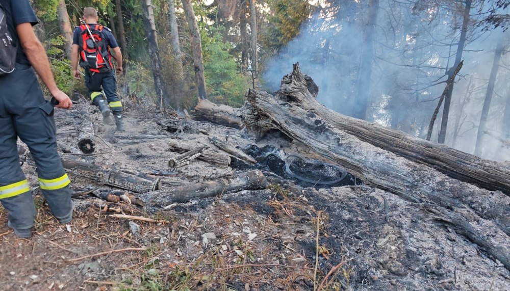 Incendiu în Munții Țibleș: Misiunea de stingere a fost reluată cu elicopterul Black Hawk