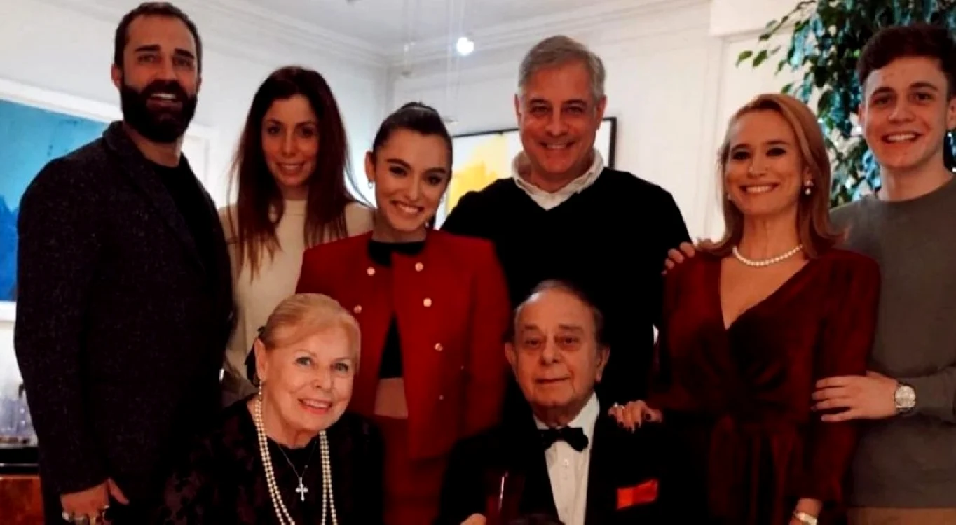 Andreea Esca, alături de socri, copii, soţ, cumnat şi cumnată. Foto: Instagram /  Andreea Esca