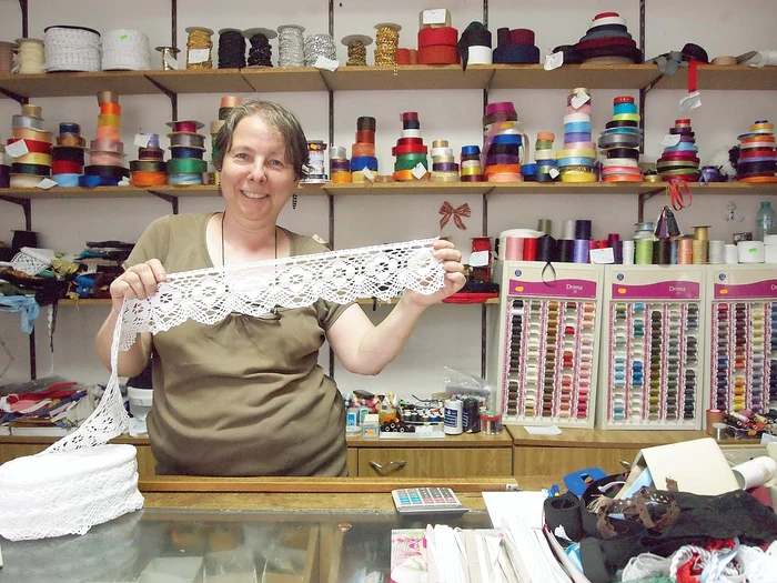 Violeta Popescu e mulţumită de afacerea ei din „buricul” oraşuluiFoto: Dan L. Brumar