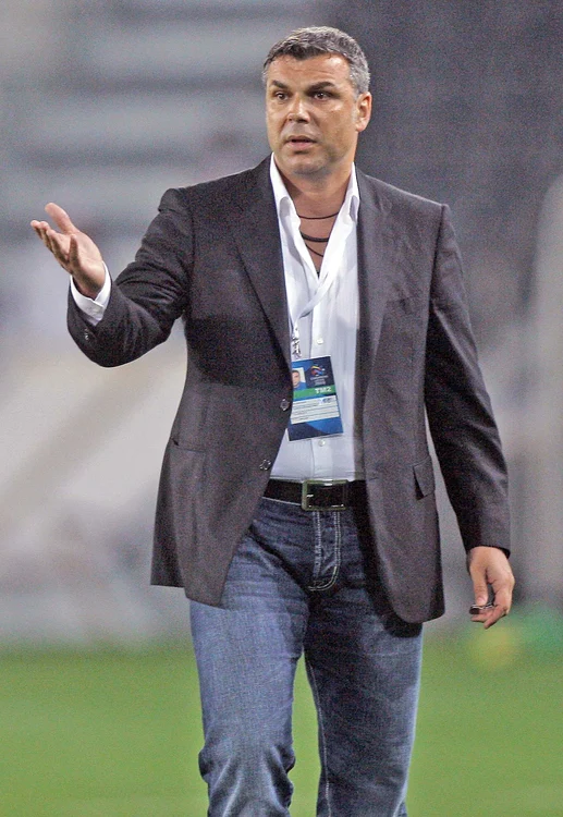 Cosmin Olăroiu, 50 %, 45 de ani, Al Ahli. Plusuri: E recomandat şi de rezultate şi de preşedintele LPF. Minusuri: E un antrenor scump şi nu e disponibil acum