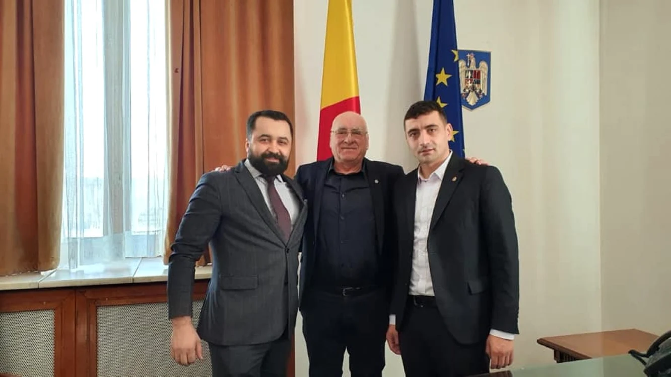 Ciprian Ciubuc (stânga), un ales care înainte de a intra în Parlament a câştigat în 2020 doar 1.500 de lei la loto şi încă 1.000 de lei pentru pământul închiriat, poate spune că a dat lovitura prin alegerea sa ca deputat. FOTO Arhivă personală / Facebook Ciprian Ciubuc