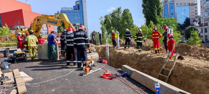 Trei bărbaţi au fost scoşi de sub pământ şi transportaţi la spital FOTO: ISUBIF