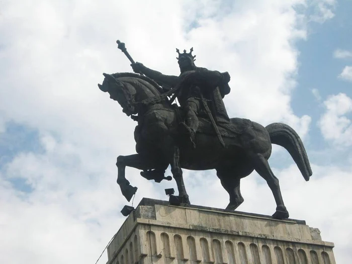 Statuia lui Ştefan cel Mare, ce stă să se prăbuşească, pare imposibil de restaurat. FOTO Adevărul