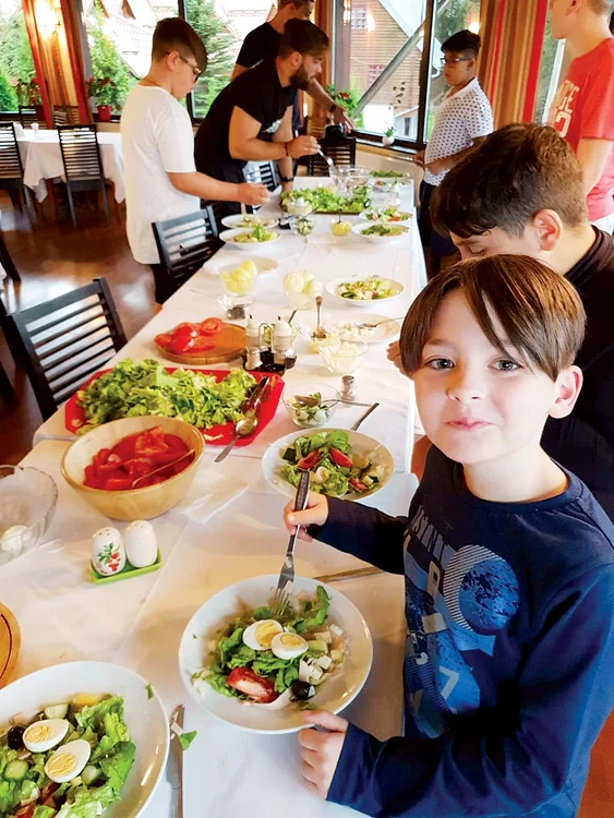 Copiii merg  în tabere alături  de antrenori