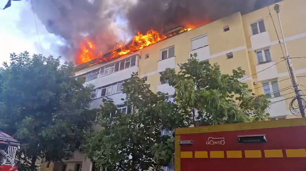 Bloc în flăcări în Piatra Neamț. Pompierii au format echipe de căutare-salvare a persoanelor rămase în locuințe FOTO VIDEO