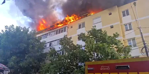Incendiu la un bloc din Piatra Neamț FOTO: ISU