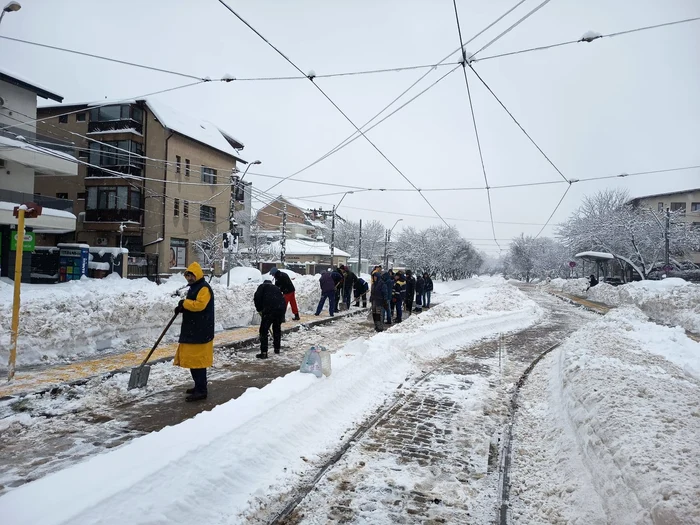 Curățare linii tramvai ninsoare București