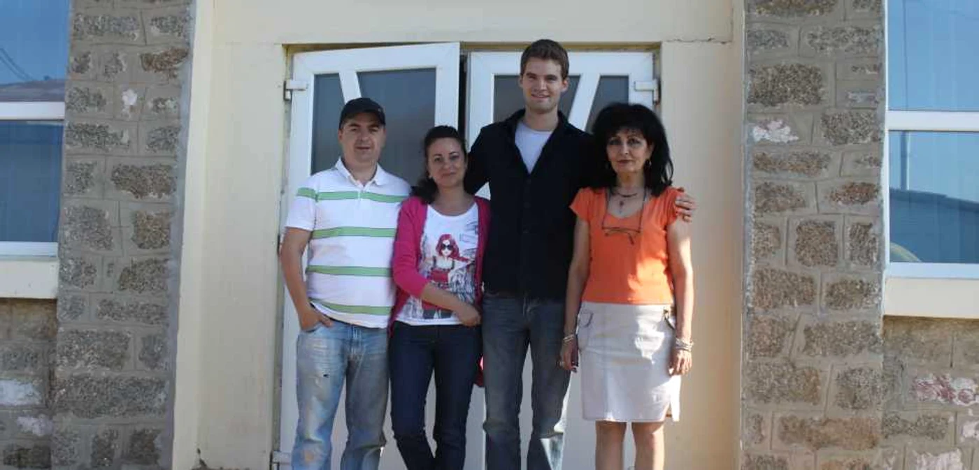 Jeremy (centru), alături de profesori și de primarul din Luncavița