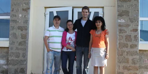 Jeremy (centru), alături de profesori și de primarul din Luncavița