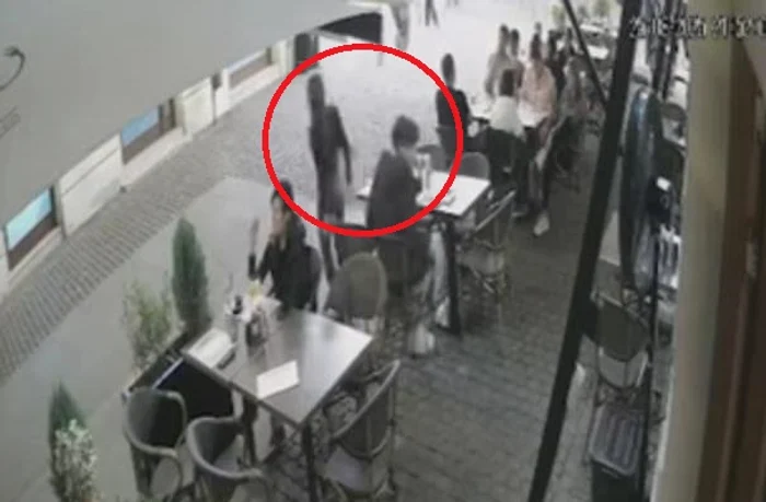 Tineri au fugit din local fără să plătească FOTO: captură video