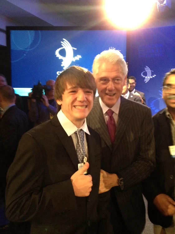 Jack Andraka (stânga) şi Bill Clinton (dreapta). FOTO Liceul North County din Glen Burnie, Maryland