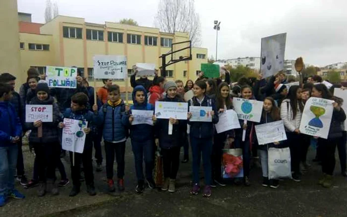 Elevii din clasa a V-a B au protestat în curtea şcolii FOTO Diana Frîncu