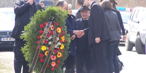 Premierul a fost întâmpinat de rudele mătuşii decedate Foto: Mihai Bacalu