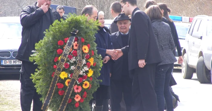 Premierul a fost întâmpinat de rudele mătuşii decedate Foto: Mihai Bacalu