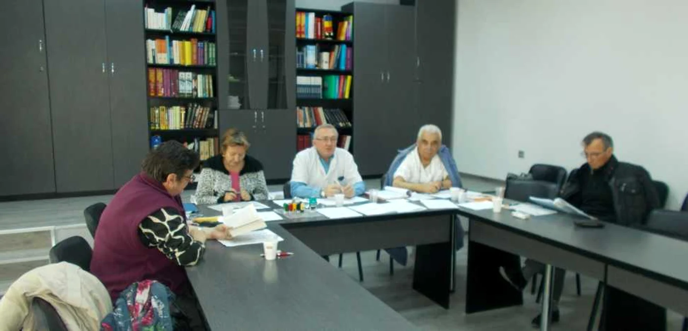 Comisia electorală a tot aşteptat colegii să vină la vot, trei zile la rând. Foto: Alina Mitran