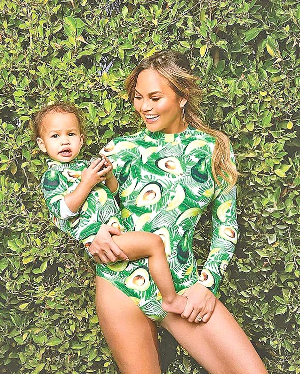 Chrissy Teigen o îmbracă în ținute  asemănătoare cu ale sale pe fiica Luna