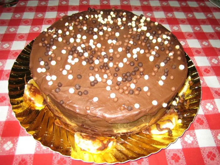 Tort cu crema de ciocolata si unt jpeg