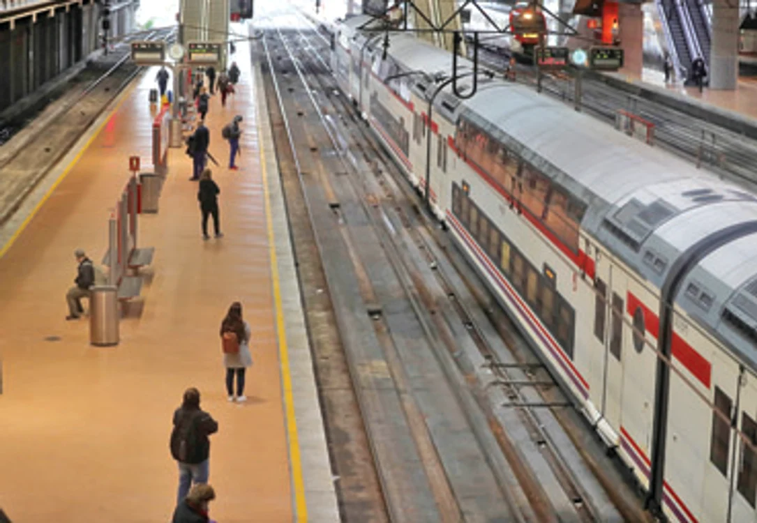 Gara Atocha din Madrid  n-a mai fost, începând  de ieri, pustie ca în  ultimele două săptămâni 