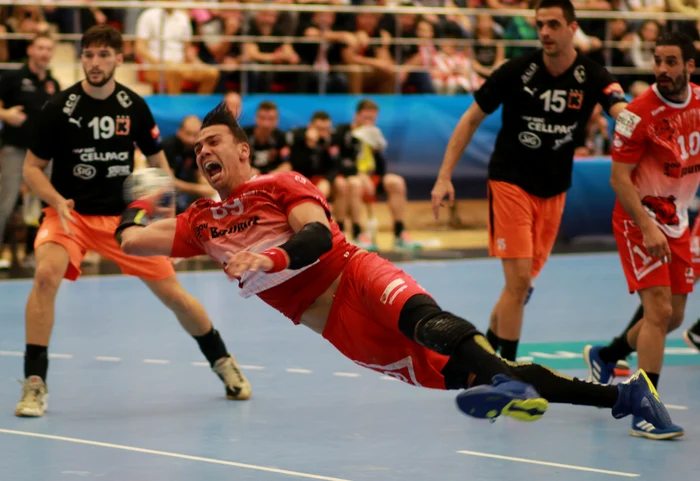 
    Pivotul Mamdouh s-a luptat cu apărarea elvețienilor, izbutind și patru goluriFoto: Marian Burlacu  