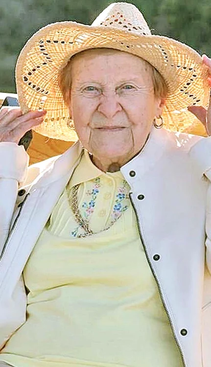 Jennie Stejna, de  103 ani, din Easton,  Massachusetts,  munceşte mult  în grădină