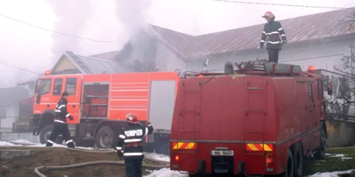 Pompierii s-au luptat  cu flăcările în două rânduri