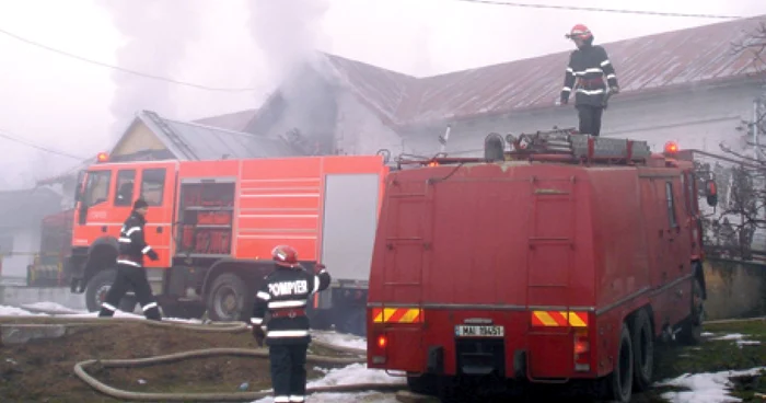 Pompierii s-au luptat cu flăcările în două rânduri
