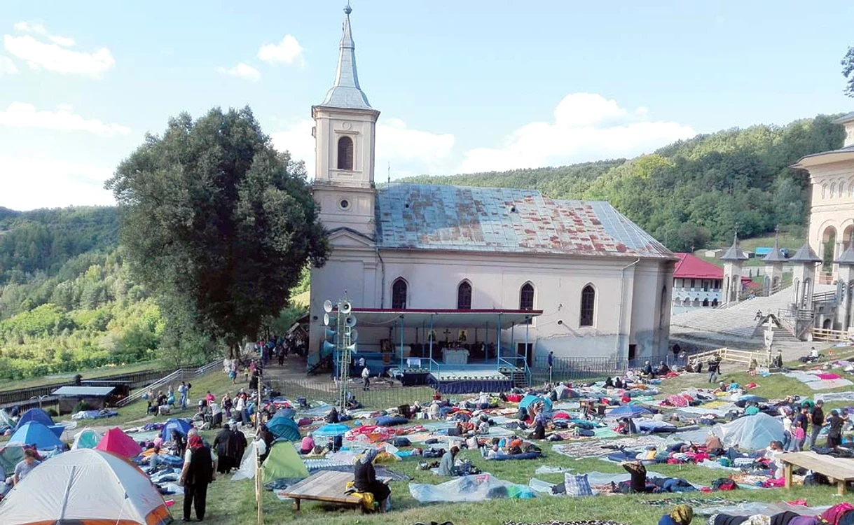 
    Oamenii şi-au adus  corturi şi pături de acasăFotografii: Adevărul/Tatiana Solomon  